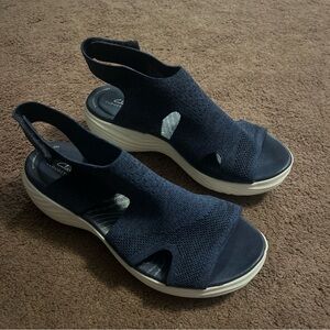 Clark’s Cloudstepper Sandals Size 8W Navy Blue Excellent Condition.